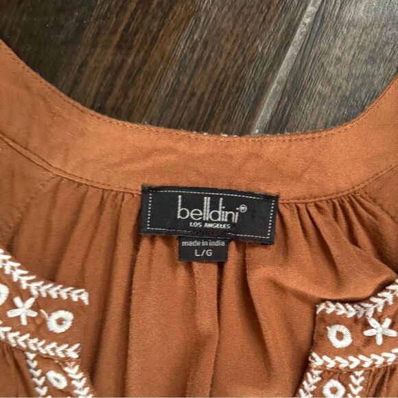 BELLDINI caramel color with off white scalloped trim
Embroidered Peasant Top Lg - Picture 4 of 11